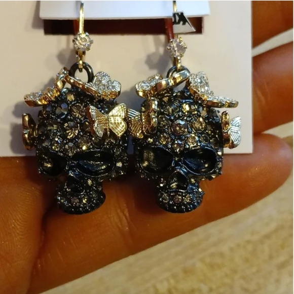 Betsey Johnson NWT STUNNING Skulls With Butterflies Halloween Earrings - Picture 2 of 3